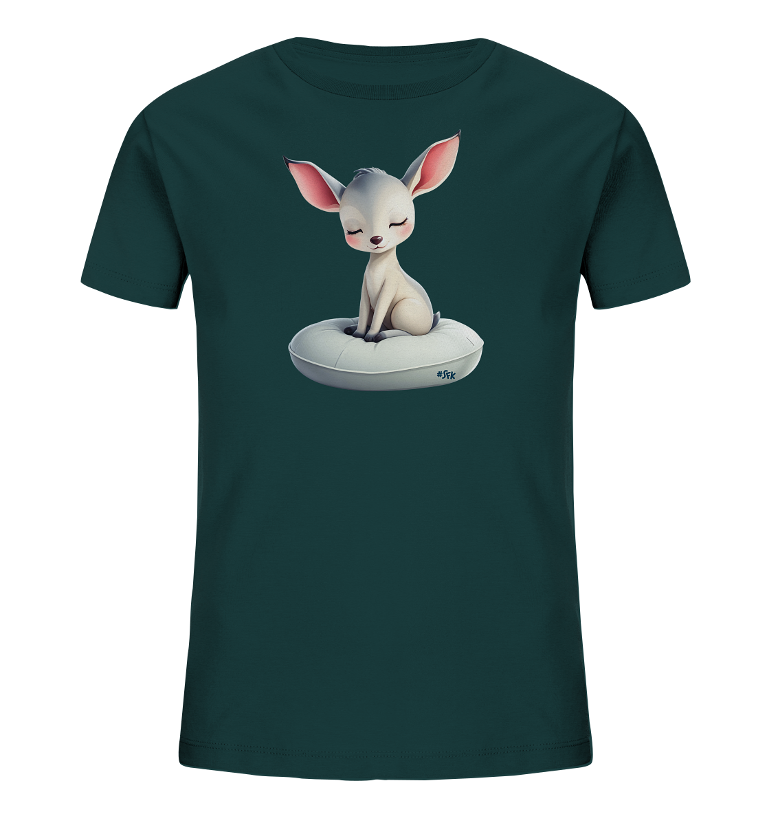 Onlineshop Shirts fuer Kinder - Das Bild zeigt ein dunkelgruenes Kinder-T-Shirt. Auf der Vorderseite ist eine helle, suess gezeichnete Fantasiefigur mit grossen, rosa Ohren abgebildet. Die Figur sitzt friedlich mit geschlossenen Augen auf einem weichen, runden, weissen Kissen. Das Motiv strahlt Ruhe und Freundlichkeit aus und ist ansprechend fuer Kinder gestaltet.