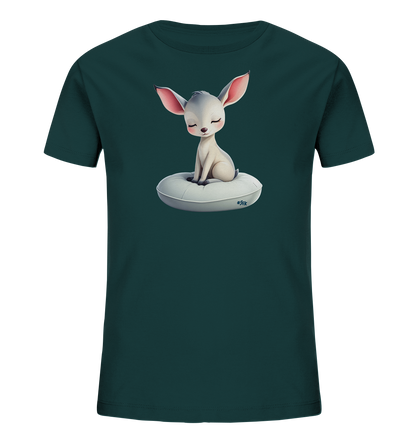 Onlineshop Shirts fuer Kinder - Das Bild zeigt ein dunkelgruenes Kinder-T-Shirt. Auf der Vorderseite ist eine helle, suess gezeichnete Fantasiefigur mit grossen, rosa Ohren abgebildet. Die Figur sitzt friedlich mit geschlossenen Augen auf einem weichen, runden, weissen Kissen. Das Motiv strahlt Ruhe und Freundlichkeit aus und ist ansprechend fuer Kinder gestaltet.