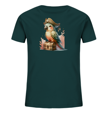 Onlineshop Shirts fuer Kinder - Dieses T-Shirt zeigt ein charmantes Bild eines kleinen Vogels, der einen Piratenhut traegt. Der Vogel sitzt auf einer Holzkiste vor einem Hintergrund aus stilisierten Pflanzen. Die Illustration ist detailreich mit lebendigen Farben und einem freundlichen Ausdruck. Es ist ein fantasievolles Design, das junge Abenteurer ansprechen duerfte.