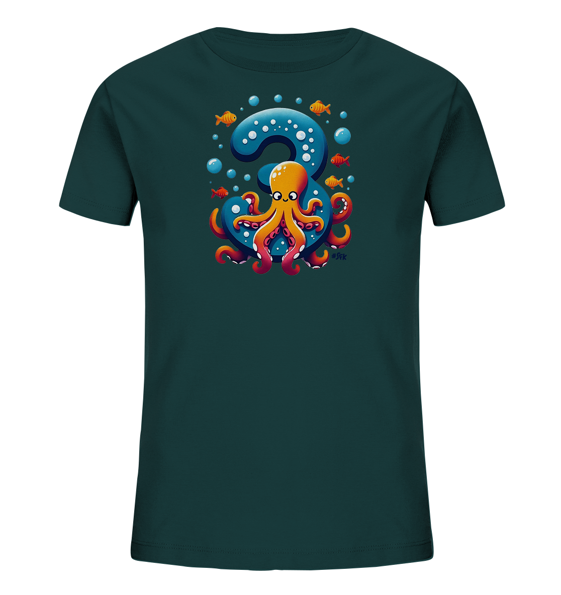 Onlineshop Shirts fuer Kinder - Dieses dunkelblaugruene T-Shirt praesentiert ein froehliches Design fuer Kinder. Zentral ist eine grosse blaue Zahl '3' abgebildet, um die sich ein freundlicher orangefarbener Oktopus schlingt. Das Motiv wird von kleinen orangefarbenen Fischen und blauen Blasen umgeben. Das Gesamtbild erzeugt eine lebendige Unterwasserwelt.