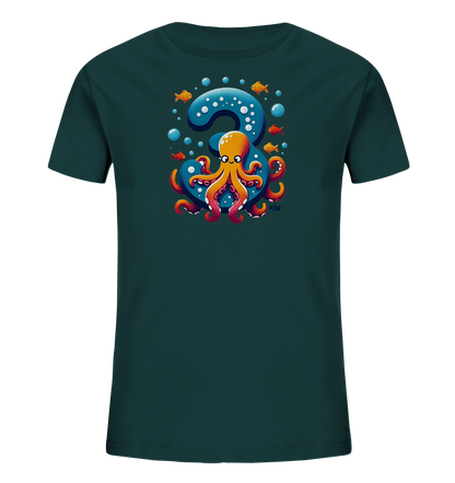 Onlineshop Shirts fuer Kinder - Dieses dunkelblaugruene T-Shirt praesentiert ein froehliches Design fuer Kinder. Zentral ist eine grosse blaue Zahl '3' abgebildet, um die sich ein freundlicher orangefarbener Oktopus schlingt. Das Motiv wird von kleinen orangefarbenen Fischen und blauen Blasen umgeben. Das Gesamtbild erzeugt eine lebendige Unterwasserwelt.
