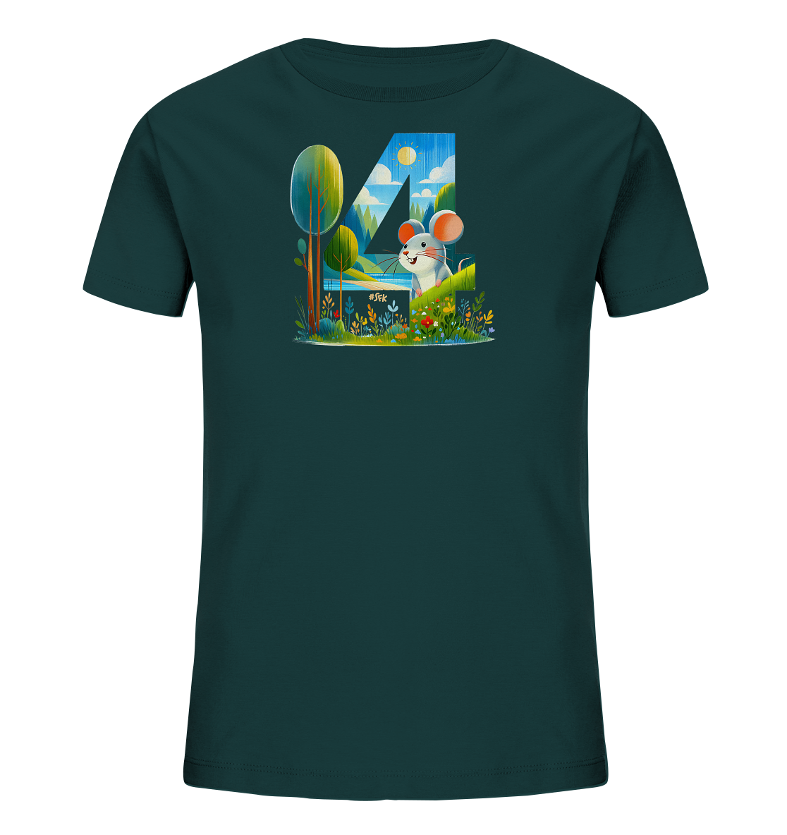 Onlineshop Shirts fuer Kinder - Das dunkelgruene T-Shirt zeigt eine kuenstlerische Illustration, die in Form der Zahl 4 gestaltet ist. Innerhalb der Zahl ist eine Landschaft mit Baeumen, Wasser und Bergen abgebildet. Im Vordergrund sitzt eine niedliche Maus laechelnd zwischen bunten Blumen und Graesern. Das Design vermittelt eine froehliche Naturstimmung.
