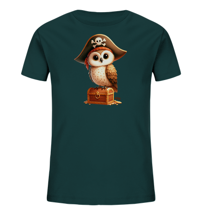 Onlineshop Shirts fuer Kinder - Das Bild zeigt ein dunkelgruenes T-Shirt fuer Kinder. Auf der Vorderseite befindet sich eine niedliche Cartoon-Illustration einer Eule, die als Pirat verkleidet ist. Die Eule traegt einen Piratenhut mit Totenkopf und sitzt auf einer kleinen Schatztruhe, umgeben von goldenen Muenzen. Das gesamte Motiv ist detailreich und verspielt gestaltet.