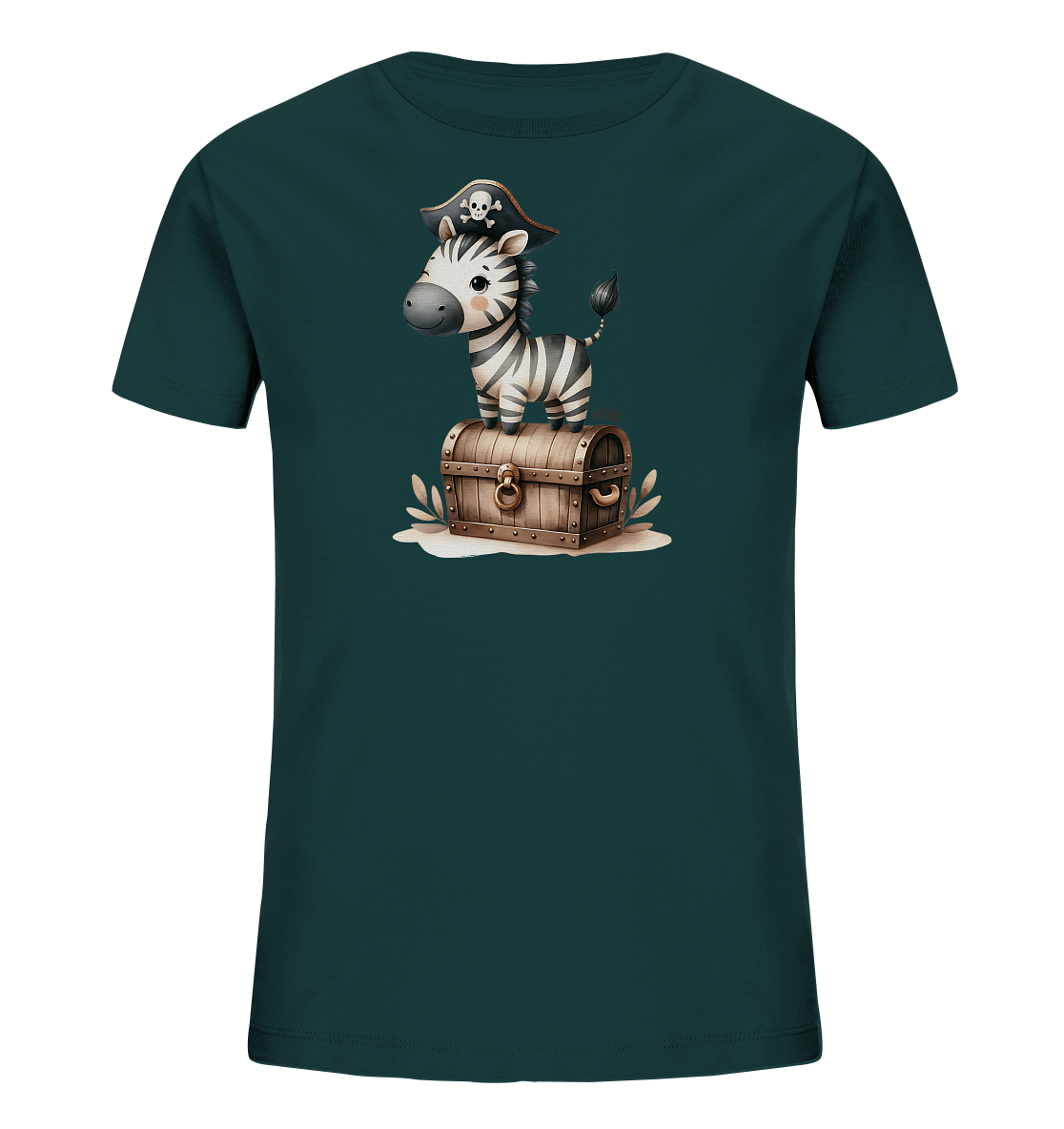 Onlineshop Shirts fuer Kinder - Das Bild zeigt ein dunkelgruenes T-Shirt fuer Kinder. Auf der Vorderseite ist ein suesses Cartoon-Zebra abgebildet. Das Zebra traegt einen Piratenhut mit Totenkopf und steht auf einer hoelzernen Schatzkiste. Das Design wirkt verspielt und abenteuerlich.