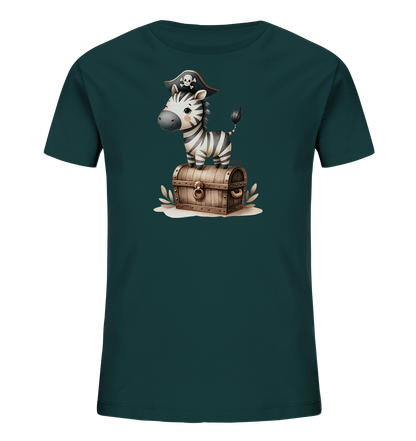 Onlineshop Shirts fuer Kinder - Das Bild zeigt ein dunkelgruenes T-Shirt fuer Kinder. Auf der Vorderseite ist ein suesses Cartoon-Zebra abgebildet. Das Zebra traegt einen Piratenhut mit Totenkopf und steht auf einer hoelzernen Schatzkiste. Das Design wirkt verspielt und abenteuerlich.