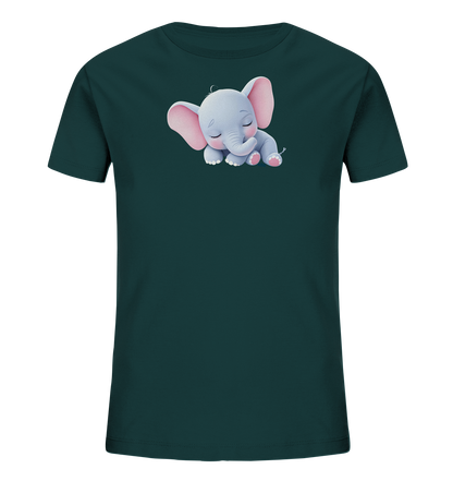 Onlineshop Shirts fuer Kinder - Das Bild zeigt ein dunkelgruenes Kinder-T-Shirt mit einem niedlichen Motiv auf der Vorderseite. Abgebildet ist ein schlafender Baby-Elefant in hellem Grau mit rosa Ohren und Pfoten. Der Elefant liegt friedlich zusammengerollt da, mit geschlossenen Augen und einem ruhigen Gesichtsausdruck. Das Design wirkt sanft und ansprechend.