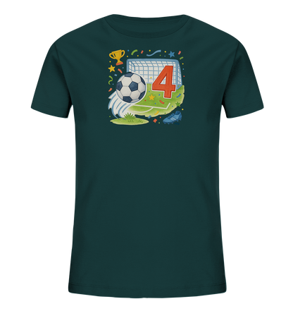 Onlineshop Shirts fuer Kinder - Das dunkelgruene T-Shirt fuer Kinder praesentiert eine farbenfrohe Fussballgrafik. Das Motiv zeigt ein Fussballtor mit der grossen roten Zahl '4' darin und einen Fussball in Aktion. Ein goldener Pokal, ein Fussballschuh und festliche Elemente wie Konfetti und Sterne ergaenzen das Design. Die Illustration wirkt dynamisch und detailreich.