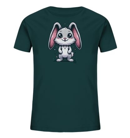 Onlineshop Shirts fuer Kinder - Das Bild zeigt ein dunkelgruenes T-Shirt fuer Kinder mit einem niedlichen, weissen Cartoon-Haeschen auf der Vorderseite. Das Haeschen hat grosse Ohren, strahlende Augen und steht auf einem kleinen Stueck Gras mit funkelnden Details. Die Illustration ist farbenfroh und detailreich gestaltet.