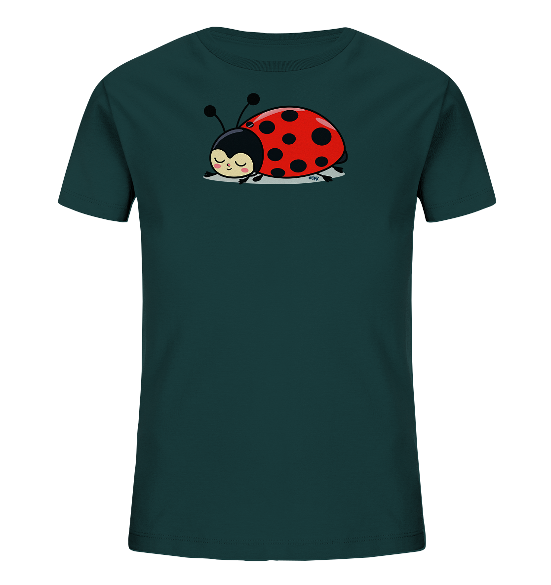 Onlineshop Shirts fuer Kinder - Das Bild zeigt ein dunkelgruenes Kinder-T-Shirt mit einem niedlichen Motiv auf der Vorderseite. Darauf ist ein schlafender, roter Marienkaefer mit schwarzen Punkten und Fuehlern zu sehen. Der Marienkaefer liegt entspannt auf einer hellgrauen Form und hat friedlich geschlossene Augen. Das Design wirkt verspielt und kindgerecht.