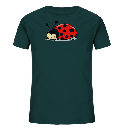 Onlineshop Shirts fuer Kinder - Das Bild zeigt ein dunkelgruenes Kinder-T-Shirt mit einem niedlichen Motiv auf der Vorderseite. Darauf ist ein schlafender, roter Marienkaefer mit schwarzen Punkten und Fuehlern zu sehen. Der Marienkaefer liegt entspannt auf einer hellgrauen Form und hat friedlich geschlossene Augen. Das Design wirkt verspielt und kindgerecht.