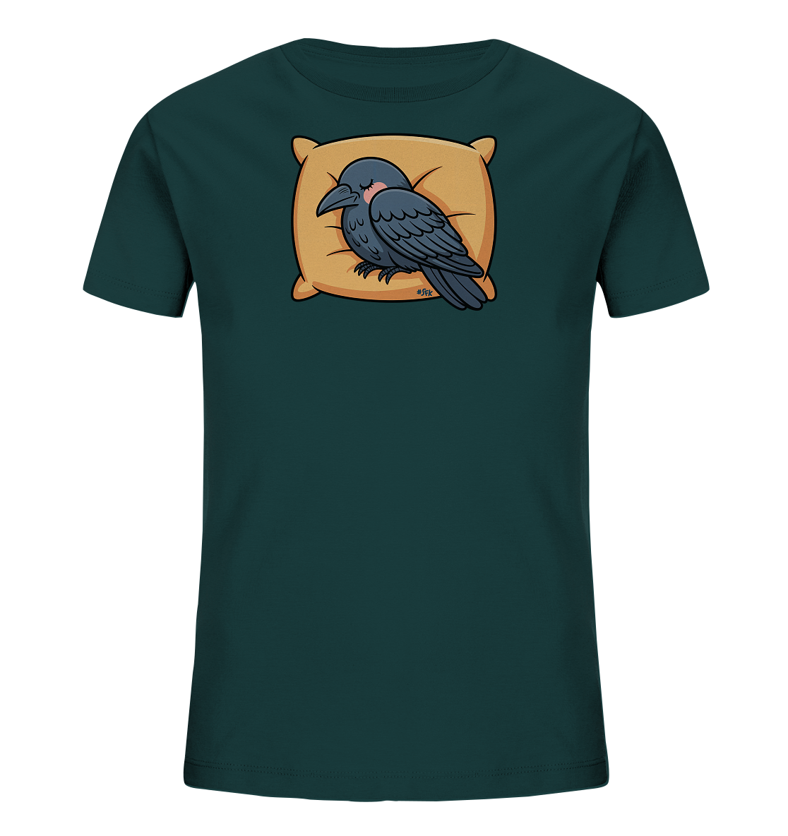 Onlineshop Shirts fuer Kinder - Das Bild zeigt ein dunkelgruenes Kinder-T-Shirt. Auf der Vorderseite ist eine niedliche Illustration eines schlafenden Raben abgebildet. Der Rabe liegt friedlich auf einem hellbraunen Kissen mit leicht erroeteten Wangen. Das Motiv verleiht dem Shirt einen gemuetlichen und beruhigenden Charakter.