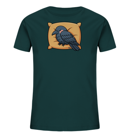 Onlineshop Shirts fuer Kinder - Das Bild zeigt ein dunkelgruenes Kinder-T-Shirt. Auf der Vorderseite ist eine niedliche Illustration eines schlafenden Raben abgebildet. Der Rabe liegt friedlich auf einem hellbraunen Kissen mit leicht erroeteten Wangen. Das Motiv verleiht dem Shirt einen gemuetlichen und beruhigenden Charakter.