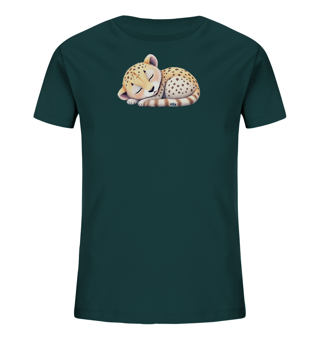 Onlineshop Shirts fuer Kinder - Das Bild zeigt ein dunkelgruenes Kinder-T-Shirt. Auf der Vorderseite ist ein schlafendes, geflecktes Gepardenjunges abgebildet, das zusammengerollt liegt. Das Jungtier besitzt ein helles Fell mit dunklen Flecken und einen gestreiften Schwanz. Es ruht friedlich mit geschlossenen Augen.