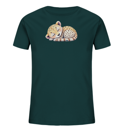 Onlineshop Shirts fuer Kinder - Das Bild zeigt ein dunkelgruenes Kinder-T-Shirt. Auf der Vorderseite ist ein schlafendes, geflecktes Gepardenjunges abgebildet, das zusammengerollt liegt. Das Jungtier besitzt ein helles Fell mit dunklen Flecken und einen gestreiften Schwanz. Es ruht friedlich mit geschlossenen Augen.
