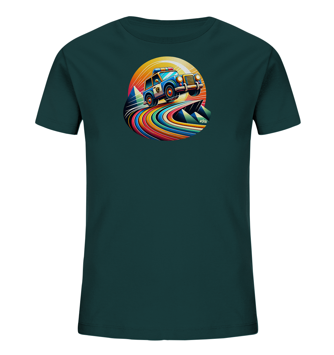 Onlineshop Shirts fuer Kinder - Dieses dunkelgruene Kinder-T-Shirt zeigt eine lebendige Illustration eines blauen Fahrzeugs. Das Motiv zeigt das Auto auf einer farbenfrohen, gewellten Strasse vor einem strahlenden Sonnenaufgang oder Sonnenuntergang, umgeben von geometrischen Formen, die Berge darstellen. Das dynamische und farbenfrohe Design ist in eine kreisfoermige Form eingefasst.