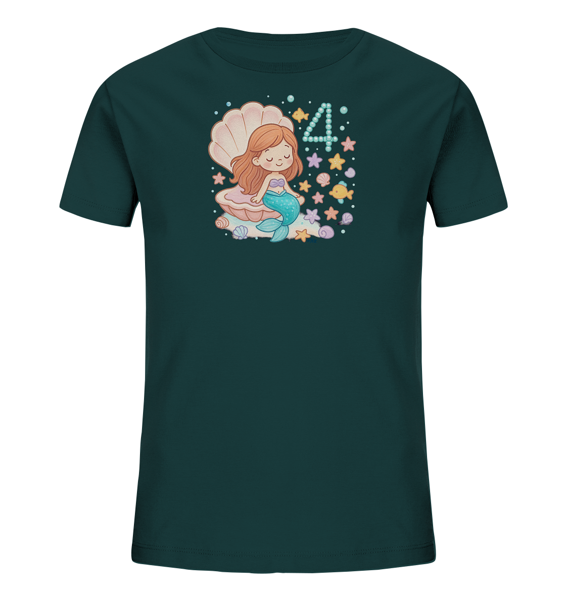 Onlineshop Shirts fuer Kinder - Das Bild zeigt ein dunkelgruenes T-Shirt fuer Kinder mit einem farbigen Druck auf der Vorderseite. Der Druck zeigt eine niedliche Meerjungfrau, die in einer Muschel sitzt und von verschiedenen Meeresmotiven umgeben ist. Rechts neben der Meerjungfrau ist die Zahl '4' zu sehen, dargestellt aus Blasen. Das verspielte Unterwasser-Design ist farbenfroh gestaltet.