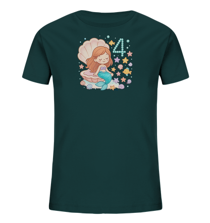 Onlineshop Shirts fuer Kinder - Das Bild zeigt ein dunkelgruenes T-Shirt fuer Kinder mit einem farbigen Druck auf der Vorderseite. Der Druck zeigt eine niedliche Meerjungfrau, die in einer Muschel sitzt und von verschiedenen Meeresmotiven umgeben ist. Rechts neben der Meerjungfrau ist die Zahl '4' zu sehen, dargestellt aus Blasen. Das verspielte Unterwasser-Design ist farbenfroh gestaltet.