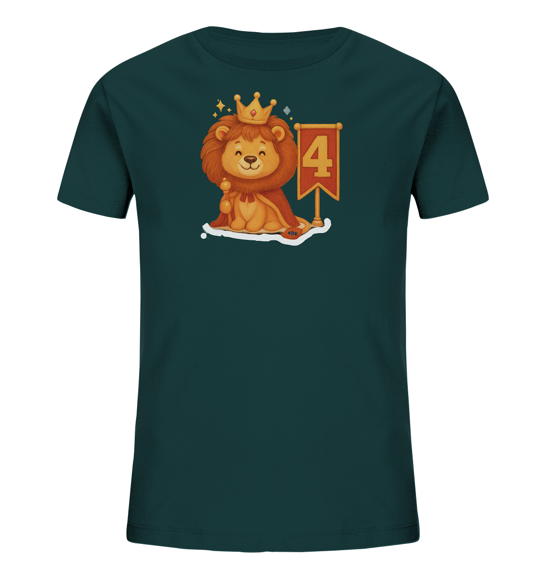 Onlineshop Shirts fuer Kinder - Das Bild zeigt ein dunkelgruenes Kinder-T-Shirt mit einem niedlichen Loewenkoenig-Motiv auf der Vorderseite. Der kleine Loewe traegt eine Krone und einen roten Umhang und haelt ein Zepter. Neben ihm steht eine rote Flagge mit der grossen Zahl 4 darauf. Das Design ist verspielt und ideal fuer kleine Koenige oder Koeniginnen.