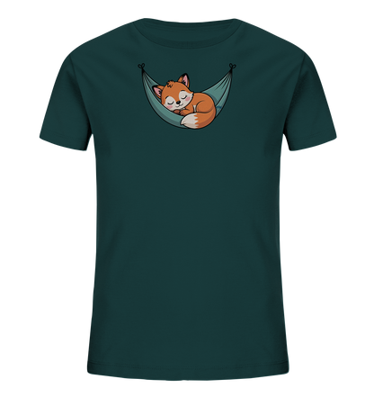 Onlineshop Shirts fuer Kinder - Das Bild zeigt ein dunkelgruenblaues Kinder-T-Shirt. Auf der Vorderseite ist ein niedlicher, cartoonartiger Fuchs abgebildet, der eingerollt in einer Haengematte schlaeft. Der Fuchs hat orangebraunes Fell und wirkt sehr friedlich. Das Motiv verleiht dem Shirt einen verspielten und beruhigenden Charakter, ideal fuer Kinder.
