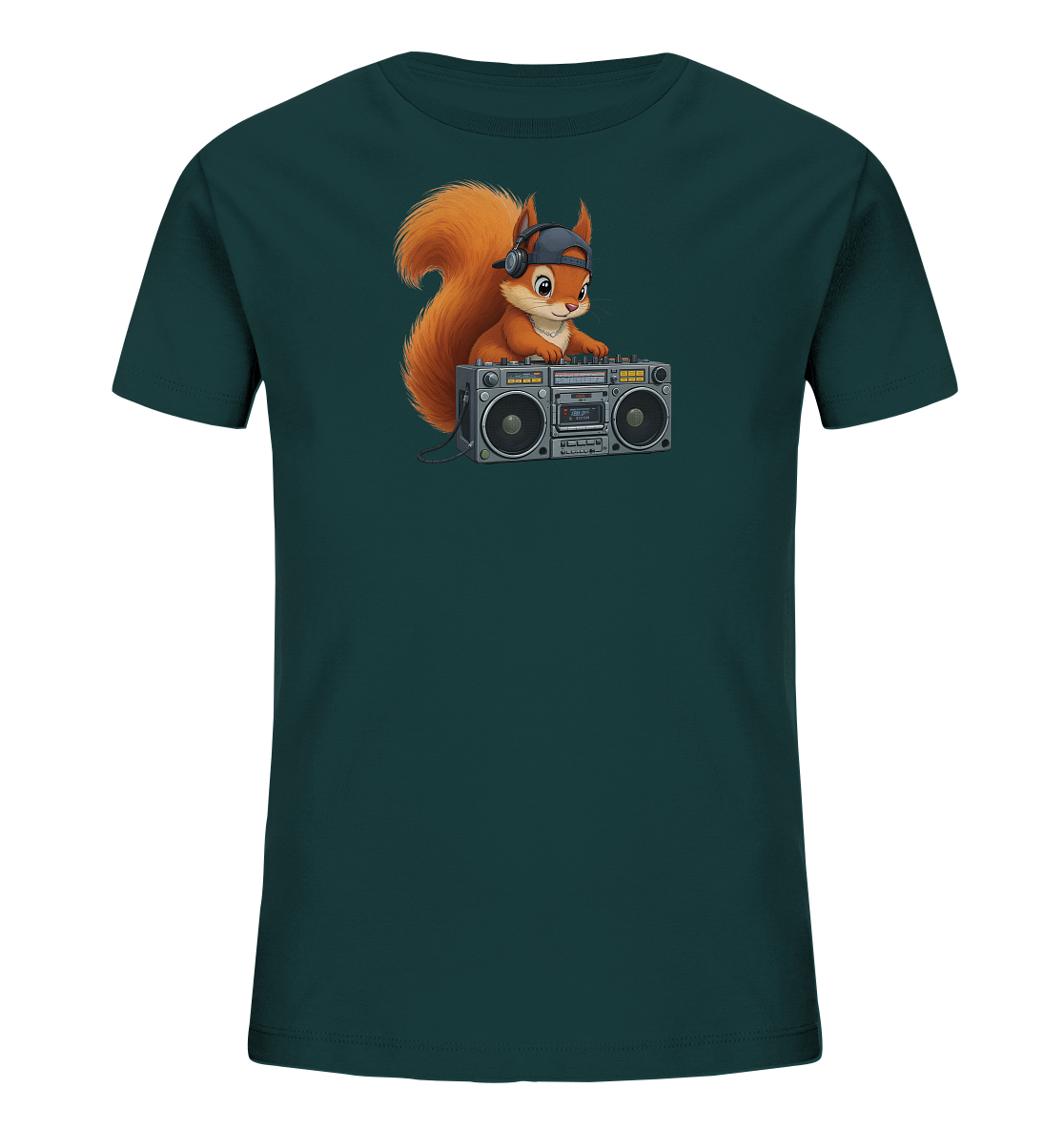 Onlineshop Shirts fuer Kinder - Das Bild zeigt ein dunkelgruenes Kinder-T-Shirt mit einem auffaelligen Motiv auf der Vorderseite. Es ist ein cartoonhaftes Eichhoernchen abgebildet, das eine umgedrehte Kappe und Kopfhoerer traegt. Das Eichhoernchen steht hinter einem grossen, grauen Kassettenrekorder. Das Design wirkt verspielt und laessig.