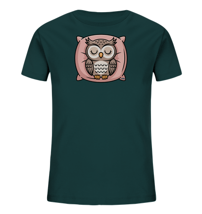 Onlineshop Shirts fuer Kinder - Das Bild zeigt ein dunkelgruenes Kinder-T-Shirt mit einem zentral platzierten Motiv. Darauf ist eine schlafende Eule mit geschlossenen Augen zu sehen, die gemuetlich auf einem rosa Kissen ruht. Das Design strahlt Ruhe aus und ist detailreich gezeichnet, was es ansprechend fuer Kinder macht.