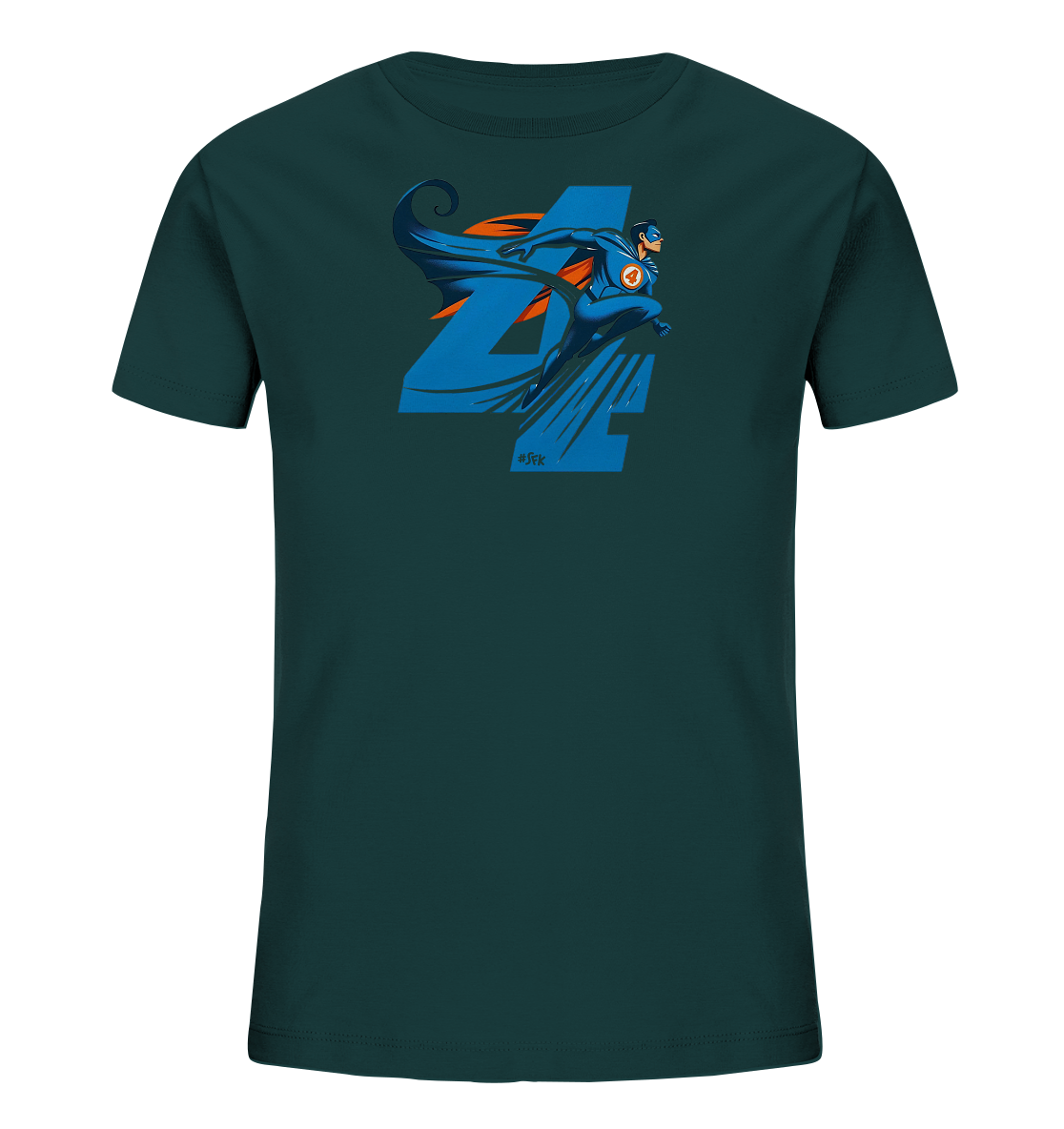 Onlineshop Shirts fuer Kinder - Das Bild zeigt ein dunkel petrolfarbenes T-Shirt fuer Kinder. Auf der Vorderseite ist eine grosse, blaue Ziffer '4' abgebildet, vor der ein dynamischer Superheld in blauem Anzug mit orangefarbenem Umhang fliegt. Der Held traegt eine Maske und hat auf der Brust ein Emblem mit der Zahl '4'. Dieses Design ist ideal fuer kleine Superhelden-Fans.