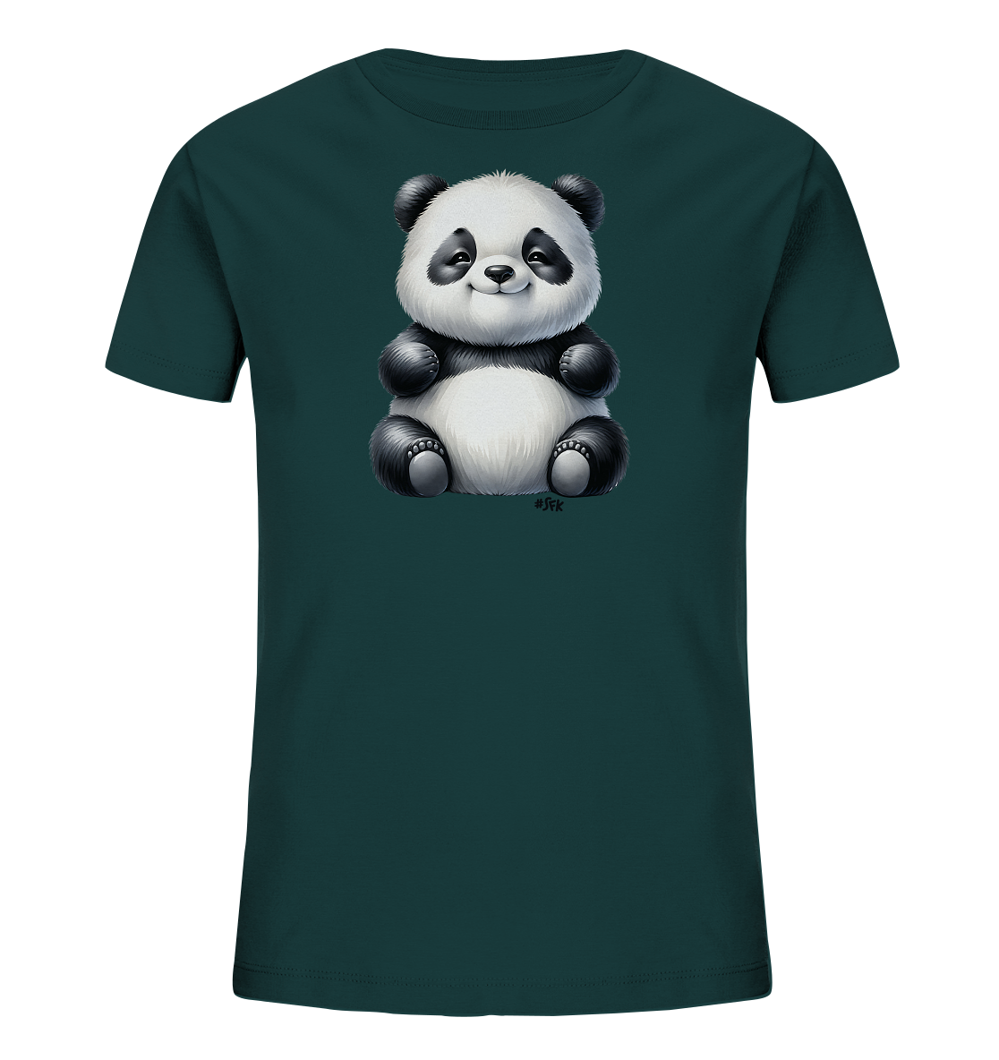 Onlineshop Shirts fuer Kinder - Das Bild zeigt ein dunkelgruenes T-Shirt fuer Kinder. Im Zentrum der Vorderseite befindet sich eine niedliche Illustration eines sitzenden Pandabaeren. Der Panda ist im Cartoon-Stil mit detaillierter Fellstruktur und einem freundlichen Laecheln dargestellt. Dieses Design verleiht dem Shirt ein verspieltes und ansprechendes Aussehen fuer Kinder.