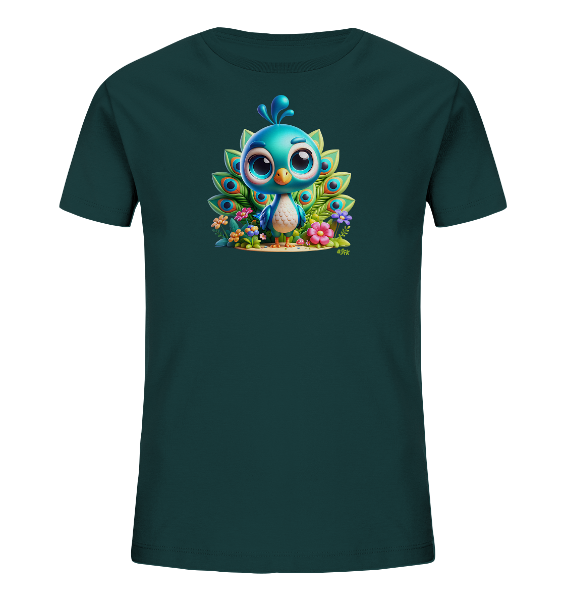 Onlineshop Shirts fuer Kinder - Das Bild zeigt ein dunkelgruenes T-Shirt mit einem niedlichen Cartoon-Motiv auf der Vorderseite. Der Druck stellt ein blaues Pfauenkueken mit grossen Augen dar, das von bunten Blumen umgeben ist. Im Hintergrund ist der charakteristische Federschmuck eines Pfauen in stilisierten Farben zu sehen. Das verspielte Design mit lebendigen Farben verleiht dem Shirt einen froehlichen Look.