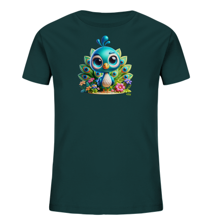Onlineshop Shirts fuer Kinder - Das Bild zeigt ein dunkelgruenes T-Shirt mit einem niedlichen Cartoon-Motiv auf der Vorderseite. Der Druck stellt ein blaues Pfauenkueken mit grossen Augen dar, das von bunten Blumen umgeben ist. Im Hintergrund ist der charakteristische Federschmuck eines Pfauen in stilisierten Farben zu sehen. Das verspielte Design mit lebendigen Farben verleiht dem Shirt einen froehlichen Look.
