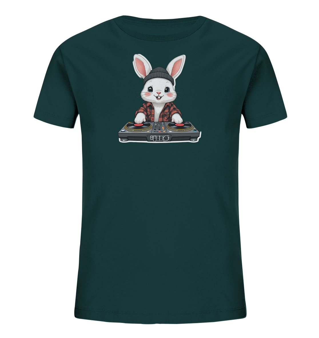 Onlineshop Shirts fuer Kinder - Das Bild zeigt ein dunkelgruenes Kinder-T-Shirt mit einem niedlichen Cartoon-Hasen als Motiv. Der Hase traegt eine schwarze Muetze und ein rot-schwarz kariertes Hemd. Er steht hinter einem DJ-Mischpult mit zwei Plattenspielern und hat ein freundliches Laecheln im Gesicht. Das Design wirkt modern und verspielt.