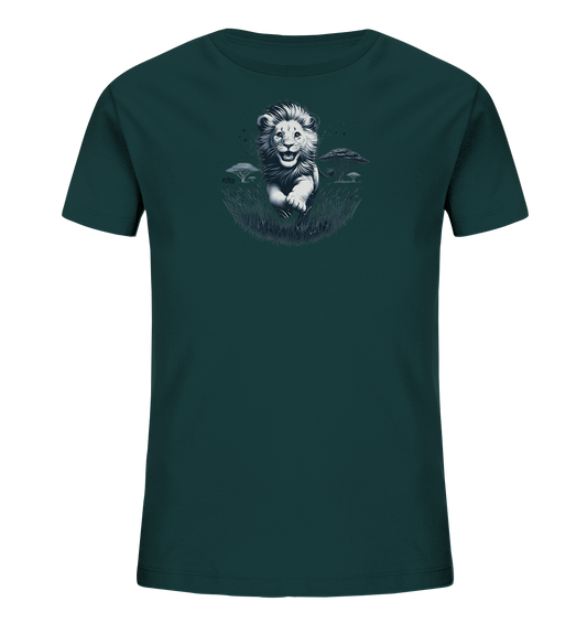 Onlineshop Shirts fuer Kinder - Das Bild zeigt ein dunkelgruenes Kinder-T-Shirt mit einem eindrucksvollen Loewenmotiv auf der Vorderseite. Ein junger Loewe rennt durch Gras, dargestellt im Stil einer Illustration. Im Hintergrund sind Silhouetten von Baeumen zu sehen, die eine Savannenlandschaft andeuten. Das Design faengt die Dynamik und den Charakter des Tieres ein.