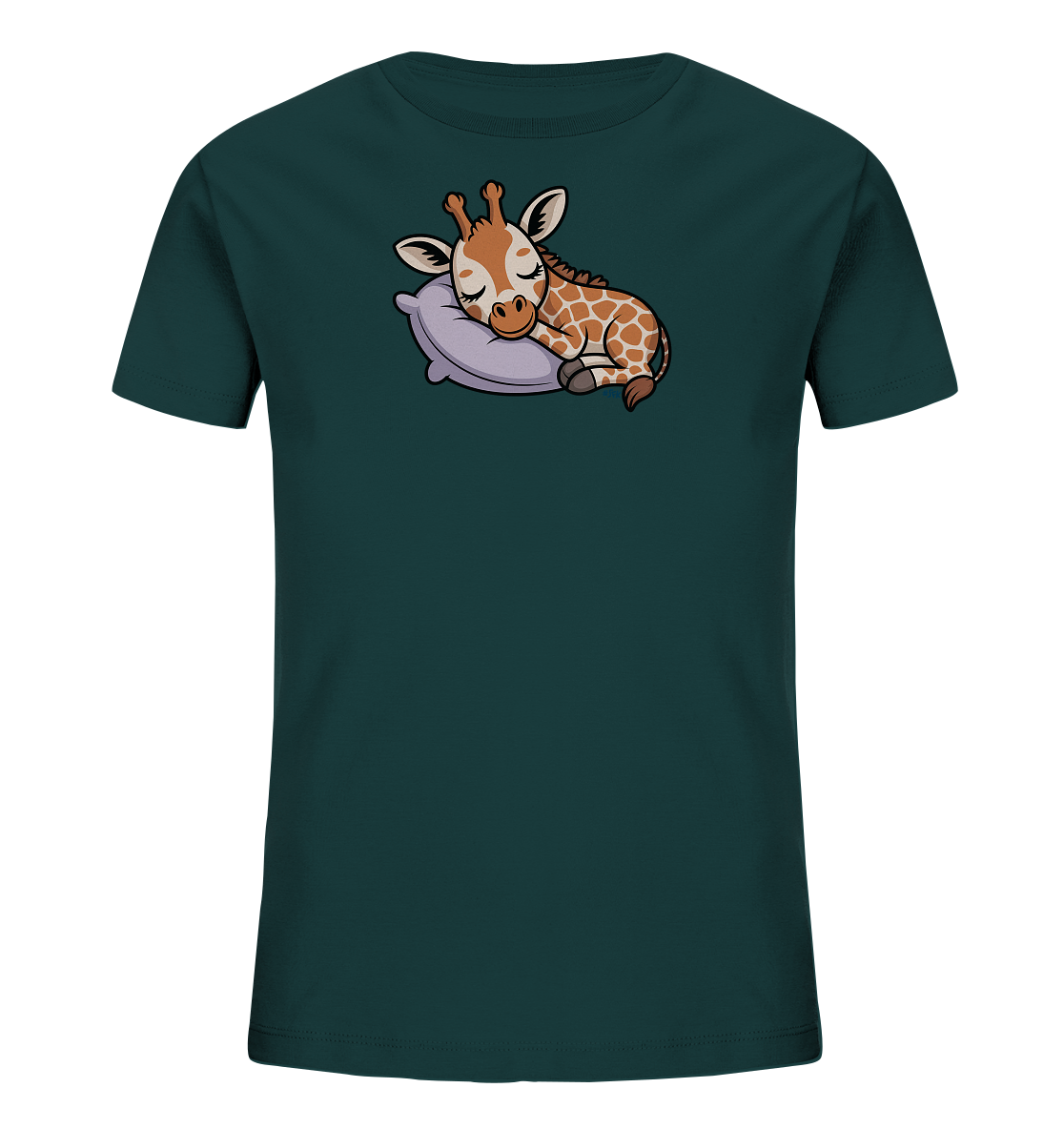 Onlineshop Shirts fuer Kinder - Das Bild zeigt ein dunkelpetrolfarbenes Kinder-T-Shirt. Auf der Vorderseite befindet sich eine niedliche Grafik einer schlafenden Baby-Giraffe. Die Giraffe liegt entspannt auf einem hellvioletten Kissen. Das Design wirkt ruhig und ansprechend.