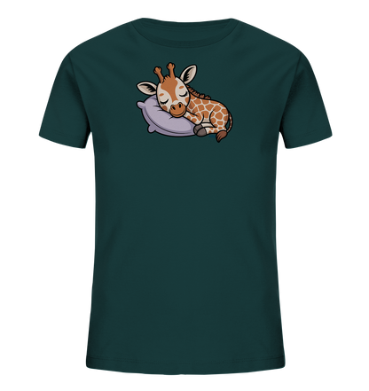 Onlineshop Shirts fuer Kinder - Das Bild zeigt ein dunkelpetrolfarbenes Kinder-T-Shirt. Auf der Vorderseite befindet sich eine niedliche Grafik einer schlafenden Baby-Giraffe. Die Giraffe liegt entspannt auf einem hellvioletten Kissen. Das Design wirkt ruhig und ansprechend.