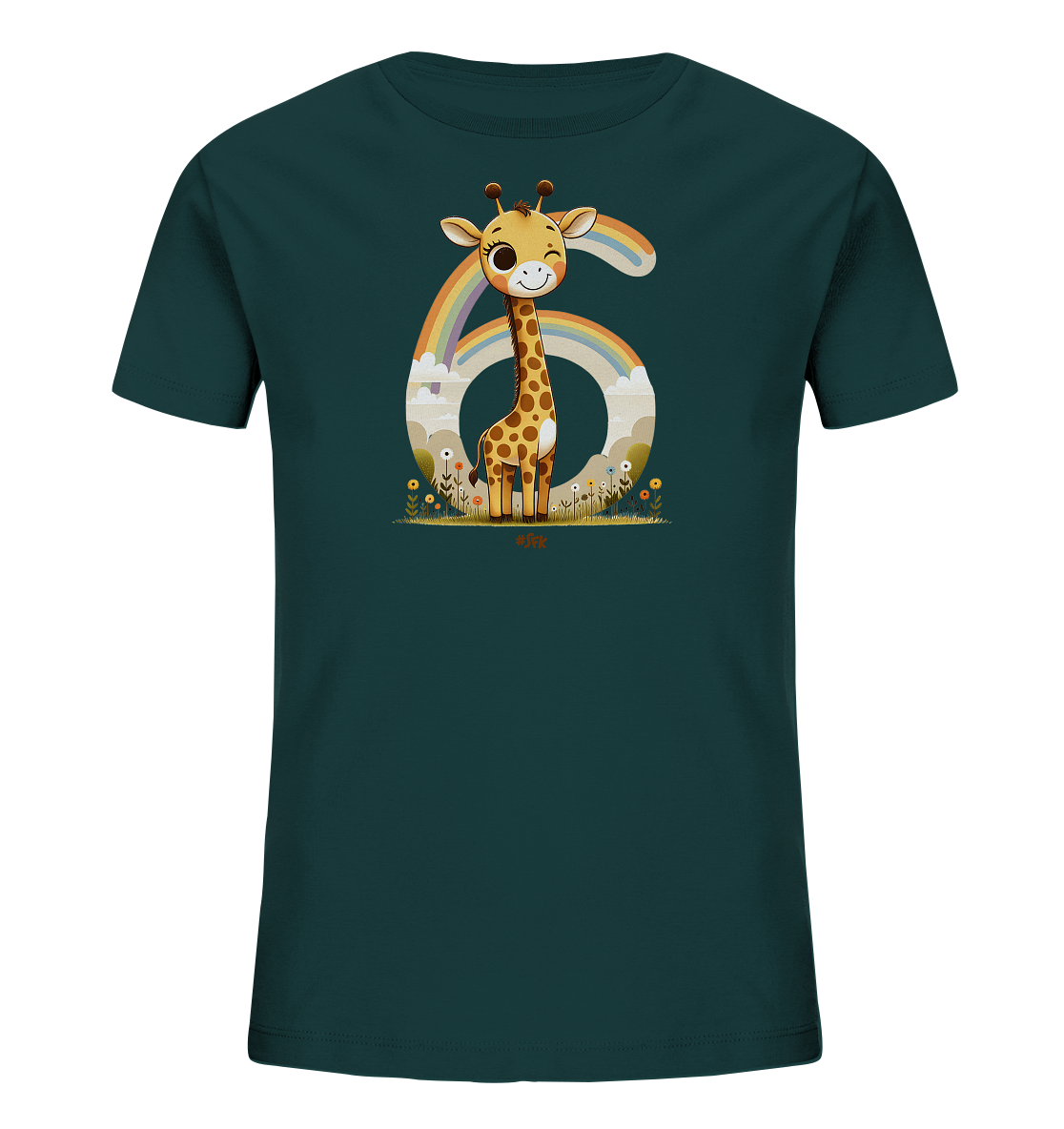 Onlineshop Shirts fuer Kinder - Das Bild zeigt ein dunkelgruenes T-Shirt fuer Kinder mit einem farbenfrohen Motiv. Eine niedliche Giraffe steht zentral vor und innerhalb einer grossen Zahl Sechs. Hinter der Giraffe ist ein Regenbogen und stilisierte Wolken zu sehen. Der untere Bereich des Motivs ist mit Gras und Blumen gestaltet, was eine froehliche Szene schafft.