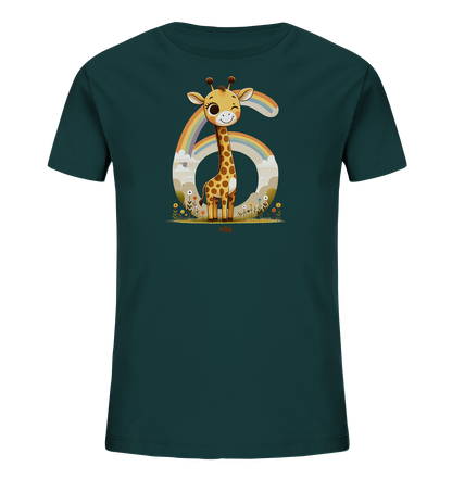 Onlineshop Shirts fuer Kinder - Das Bild zeigt ein dunkelgruenes T-Shirt fuer Kinder mit einem farbenfrohen Motiv. Eine niedliche Giraffe steht zentral vor und innerhalb einer grossen Zahl Sechs. Hinter der Giraffe ist ein Regenbogen und stilisierte Wolken zu sehen. Der untere Bereich des Motivs ist mit Gras und Blumen gestaltet, was eine froehliche Szene schafft.