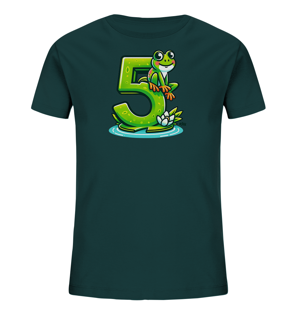 Onlineshop Shirts für Kinder - Das Bild zeigt ein dunkelgrünes T-Shirt für Kinder. Auf der Vorderseite ist eine Illustration einer großen grünen Zahl '5' zu sehen, auf der ein freundlicher Cartoon-Frosch sitzt. Das Motiv ist von Wasser und einer Seerose umgeben, was eine Teichszene darstellt. Dieses farbenfrohe Design ist ideal für Kinder.