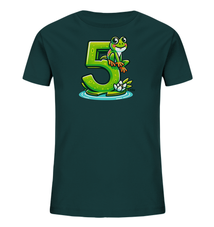 Onlineshop Shirts für Kinder - Das Bild zeigt ein dunkelgrünes T-Shirt für Kinder. Auf der Vorderseite ist eine Illustration einer großen grünen Zahl '5' zu sehen, auf der ein freundlicher Cartoon-Frosch sitzt. Das Motiv ist von Wasser und einer Seerose umgeben, was eine Teichszene darstellt. Dieses farbenfrohe Design ist ideal für Kinder.