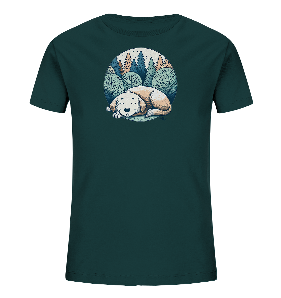 Onlineshop Shirts fuer Kinder - Das Bild zeigt ein dunkelgruenes T-Shirt mit einem kreisfoermigen Aufdruck. Der Aufdruck zeigt einen friedlich schlafenden Hund inmitten einer stilisierten Waldlandschaft mit Baeumen und einem Nachthimmel. Die Illustration verwendet natuerliche Farbtoene und hat einen ruhigen, vertraeumten Charakter. Das Design ist zentral auf der Vorderseite des Shirts platziert.