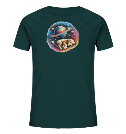 Onlineshop Shirts fuer Kinder - Das T-Shirt in dunklem Petrol zeigt ein rundes Motiv eines schlafenden Hundewelpen. Der Welpe liegt eingerollt in einer fantastischen Weltraumszene mit bunten Planeten und Sternen. Besonders auffaellig ist der grosse, geringte Planet im Zentrum der Grafik. Die Illustration wirkt detailreich und verspielt.