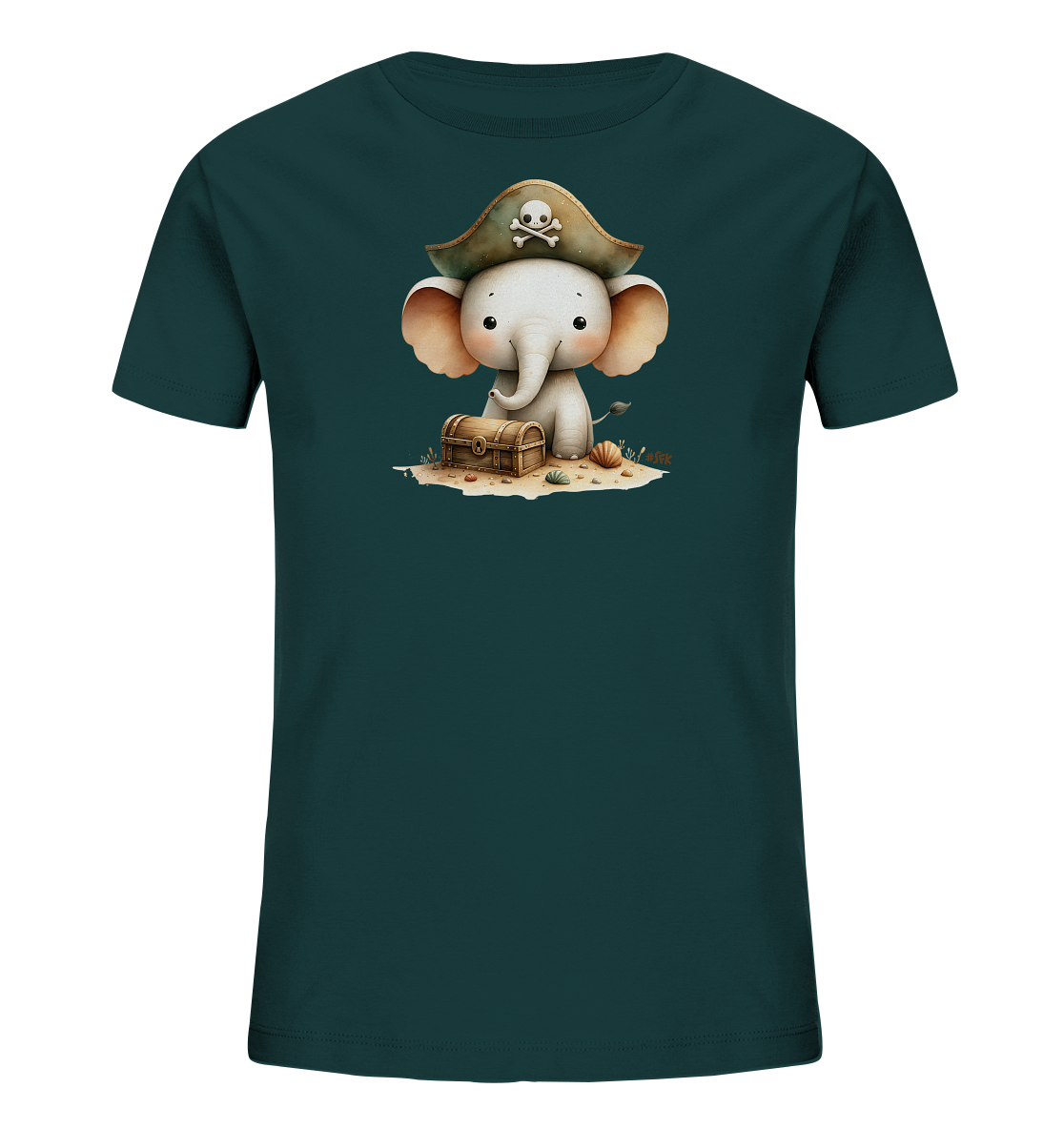 Onlineshop Shirts fuer Kinder - Das Bild zeigt ein dunkelgruenes Kinder-T-Shirt mit einer niedlichen Illustration auf der Vorderseite. Im Zentrum ist ein kleiner weisser Elefant zu sehen, der einen Piratenhut mit Totenkopf traegt. Er sitzt neben einer kleinen Schatzkiste auf einem sandigen Untergrund mit Muscheln und Pflanzen. Das Motiv verleiht dem Shirt einen verspielten und abenteuerlichen Charakter.