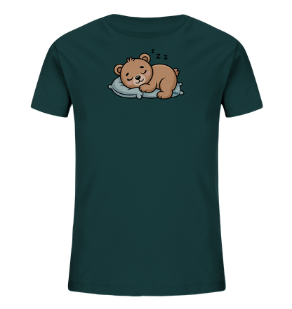 Onlineshop Shirts fuer Kinder - Das Bild zeigt ein dunkelgruenes Kinder-T-Shirt mit einem niedlichen Baerenmotiv auf der Vorderseite. Ein kleiner, brauner Cartoon-Baer schlaeft friedlich auf einem hellblauen Kissen, ueber ihm sind "Z Z Z"-Symbole zu sehen. Das Design wirkt beruhigend und verspielt, ideal fuer Kinder. Der einfarbige Hintergrund hebt das zentrale Motiv hervor.