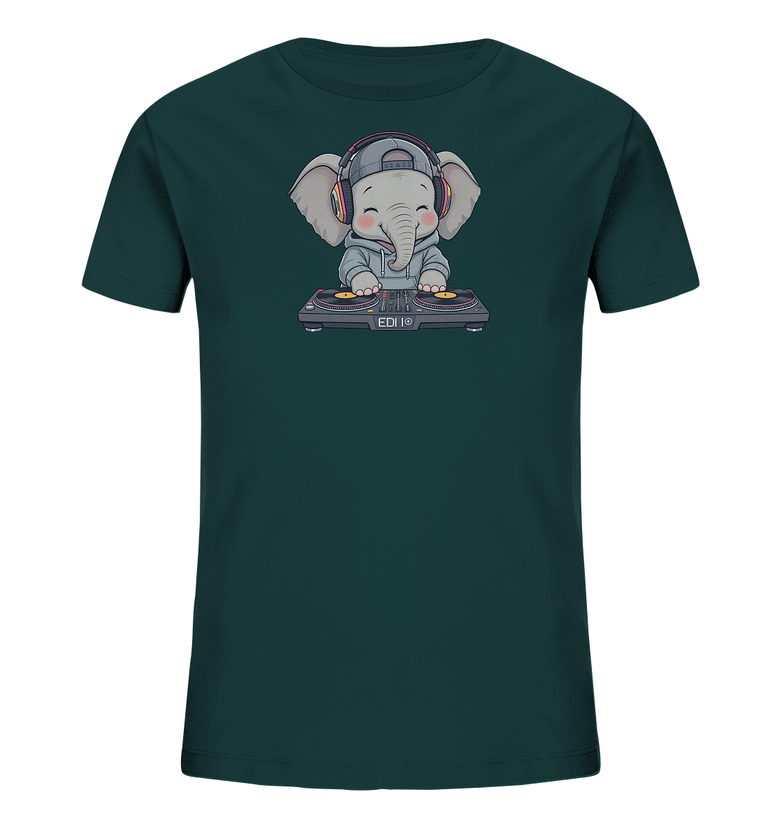 Onlineshop Shirts fuer Kinder - Das dunkelgruene T-Shirt fuer Kinder zeigt einen cartoonhaften Elefanten als DJ. Der Elefant traegt eine graue Kapuzenjacke, eine Baseballkappe und bunte Kopfhoerer, waehrend er an einem Mischpult steht. Sein froehlicher Ausdruck und die lebendigen Farben des Motivs verleihen dem Shirt einen verspielten Charakter.