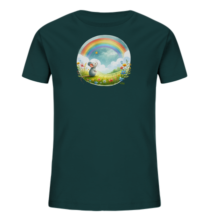 Onlineshop Shirts fuer Kinder - Das dunkelgruene T-Shirt zeigt eine kreisfoermige Grafik eines charmanten Maeuschens. Die Maus sitzt in einer Blumenwiese und blickt zu einem strahlenden Regenbogen am Himmel. Das Motiv umfasst leichte Regentropfen, Wolken und einen kleinen Schmetterling, was eine heitere Szenerie darstellt. Dieses liebevolle Design verleiht dem Shirt einen verspielten Look fuer Kinder.