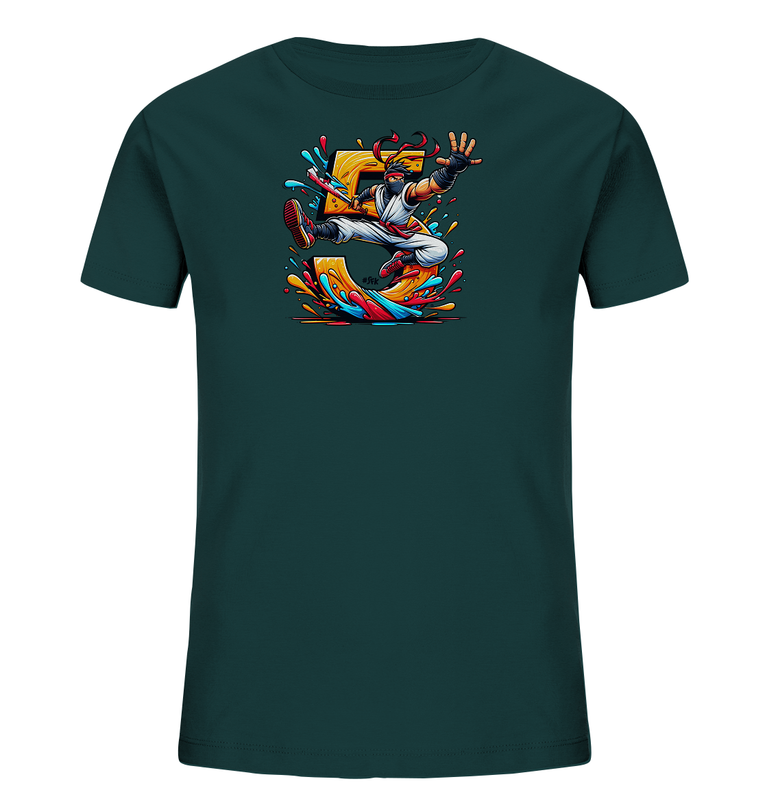 Onlineshop Shirts fuer Kinder - Das Bild zeigt ein dunkelgruenes T-Shirt mit einem actionreichen Druck auf der Vorderseite. Im Zentrum steht eine grosse, goldene Zahl 5, ueber die ein Cartoon-Ninja im Sprung abgebildet ist. Das Motiv wird von bunten Farbspritzern in Rot, Blau und Gelb umrahmt. Dieses dynamische Design verleiht dem Shirt einen lebendigen Look.