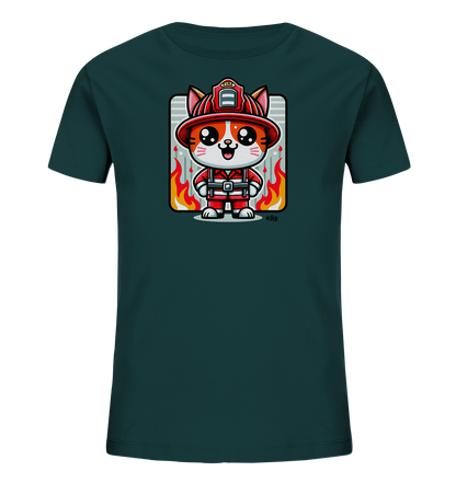 Onlineshop Shirts fuer Kinder - Dieses dunkel petrolfarbene Kinder T-Shirt ist mit einer niedlichen Cartoon-Katze in voller Feuerwehrmontur bedruckt. Die Katze traegt einen roten Helm und Anzug und steht vor einem gestreiften Rechteck, umrahmt von stilisierten Flammen. Das Design ist farbenfroh und ansprechend fuer Kinder.