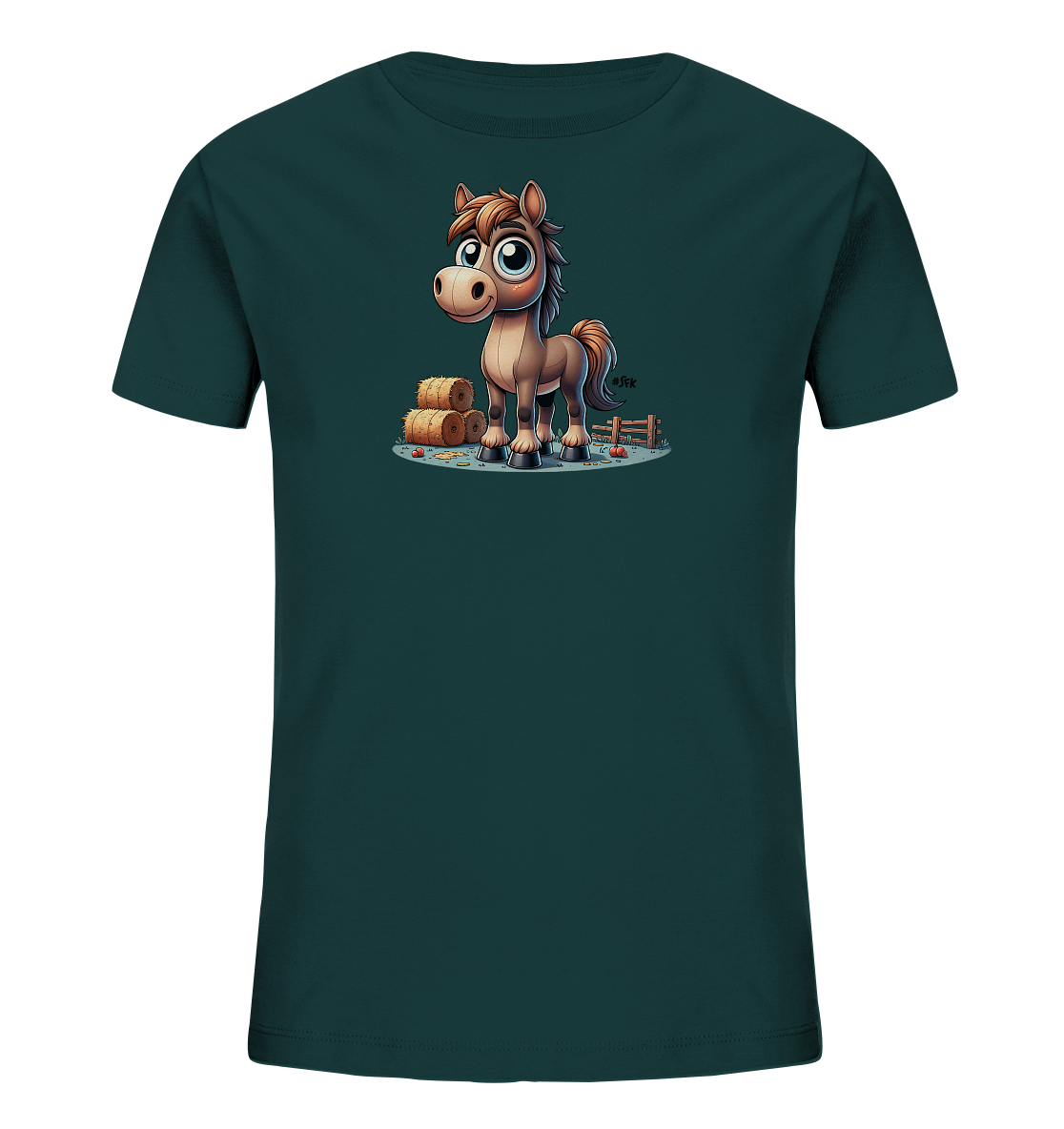 Onlineshop Shirts fuer Kinder - Das T-Shirt zeigt auf der Vorderseite ein niedliches Cartoon-Pferd mit grossen blauen Augen. Das Pferd steht vor zwei gestapelten Heuballen und einem Holzzaun, dargestellt in einer laendlichen Szene. Details wie kleine Äpfel am Boden ergaenzen das charmante Motiv. Das dunkelgruene Shirt bildet einen passenden Hintergrund fuer die Illustration.