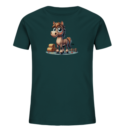 Onlineshop Shirts fuer Kinder - Das T-Shirt zeigt auf der Vorderseite ein niedliches Cartoon-Pferd mit grossen blauen Augen. Das Pferd steht vor zwei gestapelten Heuballen und einem Holzzaun, dargestellt in einer laendlichen Szene. Details wie kleine Äpfel am Boden ergaenzen das charmante Motiv. Das dunkelgruene Shirt bildet einen passenden Hintergrund fuer die Illustration.