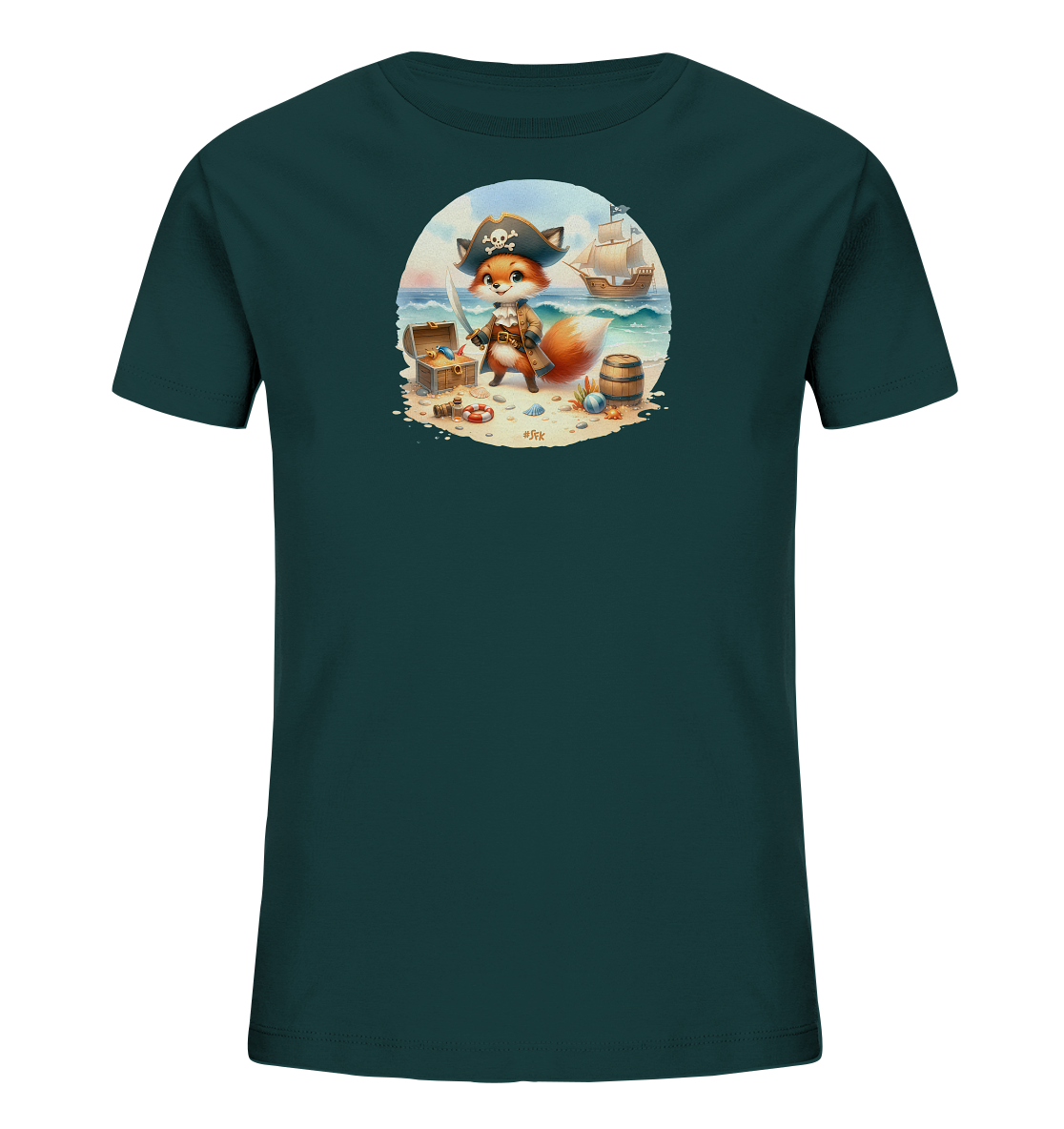 Onlineshop Shirts fuer Kinder - Das Bild zeigt ein dunkelpetrolfarbenes T-Shirt fuer Kinder mit einer Illustration eines Piratenfuchses an einem Strand. Der niedliche Fuchs in Piratenkleidung haelt ein Schwert und ist umgeben von einer Schatztruhe, Muscheln und einem Fass. Im Hintergrund sind das Meer mit Wellen, eine Bucht und ein Segelschiff unter einem Himmel zu sehen. Das Design vermittelt eine spielerische Abenteuerstimmung.