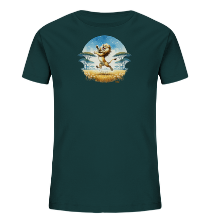Onlineshop Shirts fuer Kinder - Dieses T-Shirt in dunklem Petrolgruen zeigt ein lebhaftes Rundmotiv. Darauf springt ein froehlicher Loewe vor einem Sternenhimmel in einer Savannenlandschaft mit Baeumen und Gras. Die Darstellung ist im Cartoon-Stil gehalten und vermittelt Freude. Ein verspieltes Design fuer Kinder.