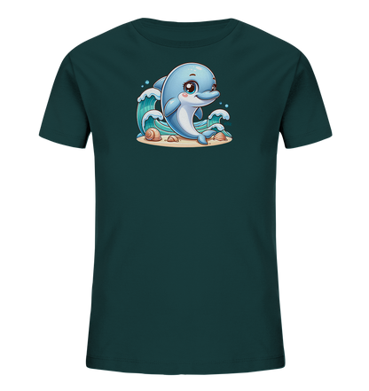 Onlineshop Shirts fuer Kinder - Das Bild zeigt ein dunkelgruenes Kinder-T-Shirt. Auf der Vorderseite ist eine niedliche, cartoonartige Illustration eines blauen Delfins am Strand zu sehen. Der Delfin laechelt und ist von kleinen Wellen und Muscheln umgeben. Das Design wirkt verspielt und maritim.